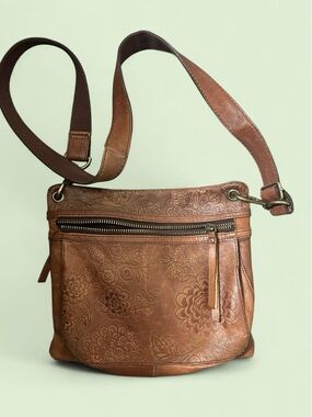 Fossil vintage floral embossed leather purse